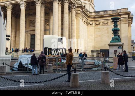 Paris, France. 20th Feb 2024. People hard at work around the Pantheon to get ready everything ready for the Pantheonisation of Missak Manouchian Stock Photo