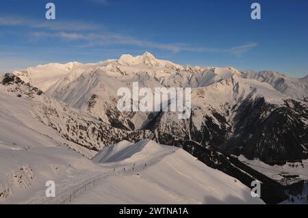 Die Aussicht von der Adler Lounge in Matrei (Osttirol) auf den Grossglockner | Panoramic mountain view of the Grossglockner Snow mountain range in Eas Stock Photo