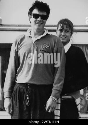 SIMON LE BON OF DURAN DURAN AND HIS WIFE YASMIN ABOARD HIS YACHT DRUM AT THE START OF THE WHITBREAD ROUND THE WORLD YACHT RACE, 1989 PIC MIKE WALKER 1989 Stock Photo