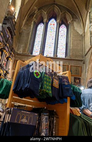 09.09.2023, Dublin, Hauptstadt Irlands, Ard-Eaglais Naomh Pdraig oder nur kurz St Patrick s ist die größte Kathedrale Dublins und die größte Kirche in Irland. Im Innenraum gibt es zahlreiche Andenken zu kaufen. Kommerz mitten in der Heiligen Stätte. 09.09.2023, Irland Land und Leute 09.09.2023, Irland Land und Leute *** 09 09 2023, Dublin, capital of Ireland, Ard Eaglais Naomh Pdraig or just St Patricks for short is the largest cathedral in Dublin and the largest church in Ireland There are numerous souvenirs for sale inside Commercialism in the middle of the holy site 09 09 2023, Ireland Coun Stock Photo