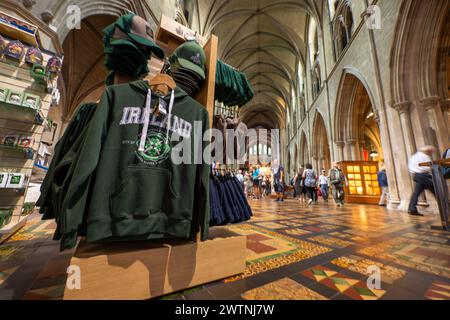 09.09.2023, Dublin, Hauptstadt Irlands, Ard-Eaglais Naomh Pdraig oder nur kurz St Patrick s ist die größte Kathedrale Dublins und die größte Kirche in Irland. Im Innenraum gibt es zahlreiche Andenken zu kaufen. Kommerz mitten in der Heiligen Stätte. 09.09.2023, Irland Land und Leute 09.09.2023, Irland Land und Leute *** 09 09 2023, Dublin, capital of Ireland, Ard Eaglais Naomh Pdraig or just St Patricks for short is the largest cathedral in Dublin and the largest church in Ireland There are numerous souvenirs for sale inside Commercialism in the middle of the holy site 09 09 2023, Ireland Coun Stock Photo