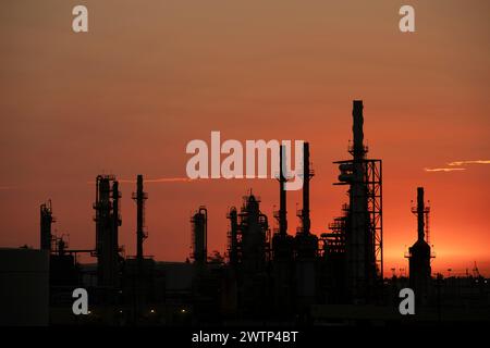 Twilight silhouetted view of an oil refinery in Bakersfield, California, USA. Stock Photo