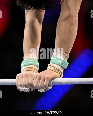 Gymnastics, artistic gymnastics, men, feature, detail, close-up, straps, wrist protection, hands on high bar, horizontal bar, magnesia, EnBW Stock Photo