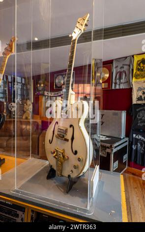 08.09.2023, Dublin, Hauptstadt Irlands, The Irish Rock N Roll Museum Experience, Besucher können ehemalige Proberäume berühmter irischer Künstler wie Thin Lizzy, Van Morrison, und Sinead OÕConnor Bewundern, sowie Erinnerungsstücke der Poplegenden U2 und Michael Jackson. Phil Lynotts Gretsch Whithe Falcon Gittarre. 08.09.2023, Irland Land und Leute 08.09.2023, Irland Land und Leute *** 08 09 2023, Dublin, capital of Ireland, The Irish Rock N Roll Museum Experience, visitors can admire former rehearsal rooms of famous Irish artists such as Thin Lizzy, Van Morrison, and Sinead OÕConnor, as well a Stock Photo