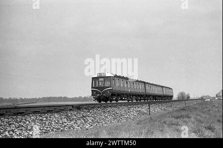 1960, historical, a diesel powered Class 117 train, marked 2A25 Didcot, on track, England, UK. The British Rail Class 117 was a DMU, a diesel multiple unit built by the Pressed Steel Company from 1959 to 1961. The trains were three-car sets and operated on the BR Western Region for suburban communting out of London Paddington. Stock Photo