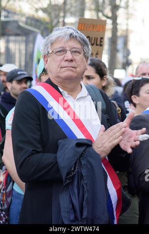 Plusieurs milliers de grèvistes de la fonction publique ont défilé dans Paris pour demander des augmentations et plus de moyens pour les institutions Stock Photo