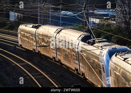 Rhein-Ruhr-Express, RRX Zug auf den Gleisen, Bahnanlage, Schienenstrecke westliche des Hauptbahnhof von Essen, NRW, Deutschland, Bahnverkehr *** Rhein Ruhr Express, RRX train on the tracks, railroad system, railway line west of the main station of Essen, NRW, Germany, railroad traffic Stock Photo