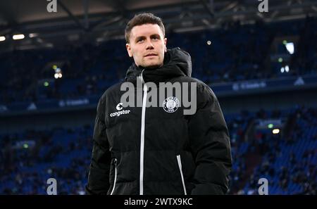 2. Bundesliga, Veltins Arena Gelsenkirchen, FC Schalke 04 vs FC St. Pauli; Headcoach Fabian Hürzeler (STP) Stock Photo