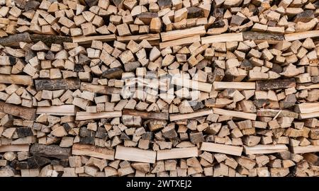 Gestapeltes Brennholz, das zum Heizen gespalten wurde, liegt in einem Garten. Rottweil Baden-Württemberg Deutschland *** Stacked firewood that was split for heating lies in a garden Rottweil Baden Württemberg Germany Stock Photo