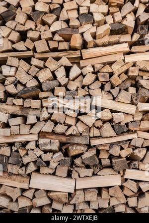 Gestapeltes Brennholz, das zum Heizen gespalten wurde, liegt in einem Garten. Rottweil Baden-Württemberg Deutschland *** Stacked firewood that was split for heating lies in a garden Rottweil Baden Württemberg Germany Stock Photo