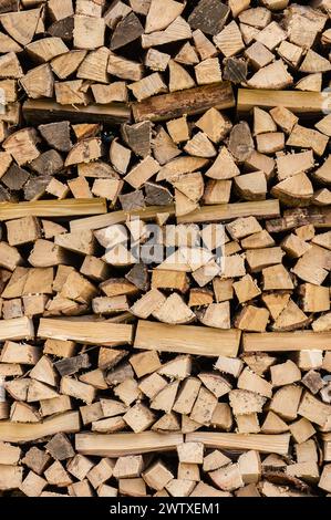 Gestapeltes Brennholz, das zum Heizen gespalten wurde, liegt in einem Garten. Rottweil Baden-Württemberg Deutschland *** Stacked firewood that was split for heating lies in a garden Rottweil Baden Württemberg Germany Stock Photo