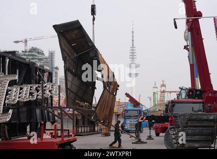 Hamburg, Germany. 20th Mar, 2024. Employees set up a ride on the Heiligengeistfeld. The Hamburg Spring Dome starts on March 22. Credit: Marcus Brandt/dpa/Alamy Live News Stock Photo