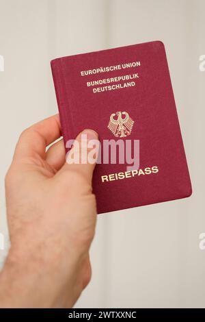 Hand hält einen deutschen Reisepass *** Hand holding a German passport Nordrhein-Westfalen Deutschland, Germany GMS11338 Stock Photo