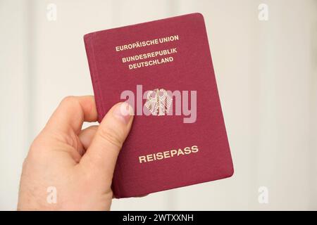 Hand hält einen deutschen Reisepass *** Hand holding a German passport Nordrhein-Westfalen Deutschland, Germany GMS11337 Stock Photo