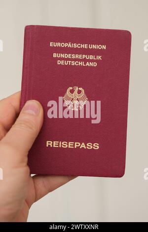 Hand hält einen deutschen Reisepass *** Hand holding a German passport Nordrhein-Westfalen Deutschland, Germany GMS11339 Stock Photo