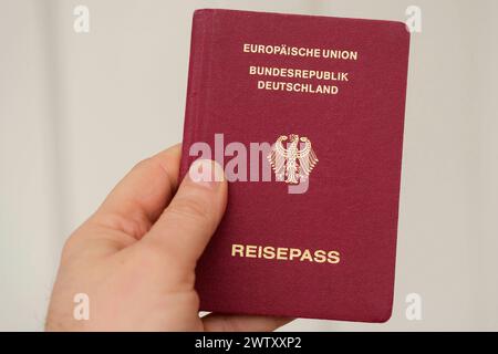 Hand hält einen deutschen Reisepass *** Hand holding a German passport Nordrhein-Westfalen Deutschland, Germany GMS11340 Stock Photo