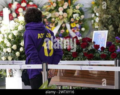 Firenze, Italia. 20th Mar, 2024. Tifosa con maglia di Astori alla Camera Ardente del DG della Fiorentina presso il Viola Park Rocco Commisso a Firenze, Italia - Cronaca, Sport. 20 Marzo 2024 (foto Marco Bucco/LaPresse) Fan with Fiorentina' soccer player Astori's jersey during the visit of relatives to the funeral chamber of Fiorentina's DG at the Viola Park Rocco Commisso in Florence, Italy - News, Sports. March 20, 2024 (photo by Marco Bucco/LaPresse) Credit: LaPresse/Alamy Live News Stock Photo