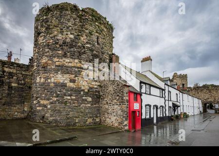 The smallest house in Britain on the quayside at Conwy in North Wales Stock Photo