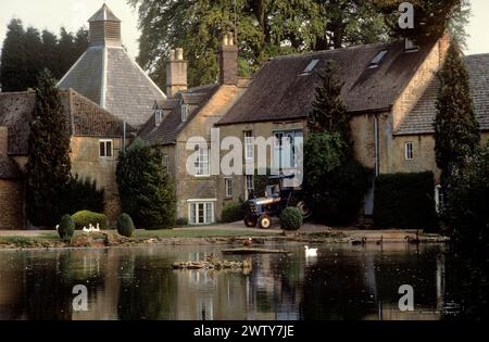 Donnington Brewery, repurposed old farm buildings now a Micro Brewery. Near nr Stow on the Wold, Gloucestershire, England. 1990s UK  1991 HOMER SYUKES Stock Photo