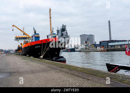 Newly Build Trailing Suction Hopper Dredger Rotterdam, netherlands. Newly Build Trailing Suction Hopper Dredger moored at the Mewrwqe Harbor Docks getting ready for a new assignment in the North Sea Area. Rotterdam M4H Stadhaven / Merwehaven Zuid-Holland Nederland Copyright: xGuidoxKoppesxPhotox Stock Photo