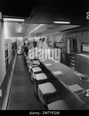 Interior view of people eating in one of the dining cars in which a Fred Harvey business was operating on the Santa Fe Railway Stock Photo