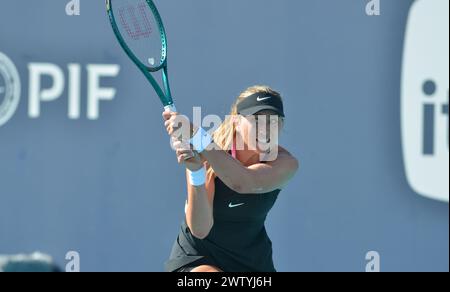 MIAMI GARDENS, FLORIDA - MARCH 19: Paula Badosa (Spain) vs Simona Halep (Romania) during the 2024 Miami Open presented by Itaú women's singles match at Hard Rock Stadium on March 19, 2024 in Miami Gardens, Florida.  (Photo by JL/Sipa USA) Stock Photo