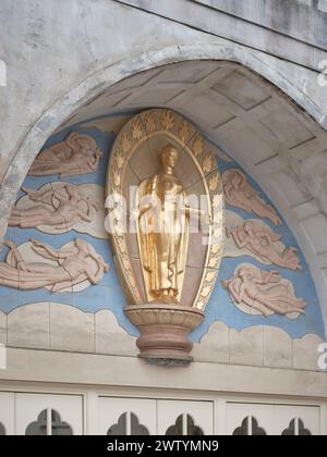 Arch with gilded figurine. Brighton Dome Corn Exchange and Studio Theatre, Brighton, United Kingdom. Architect: Feilden Clegg Bradley Studios LLP, 202 Stock Photo