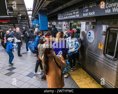 Crowded 59th Street-Columbus Circle Station in New York on Sunday, March 17, 2024. (© Richard B. Levine) Stock Photo