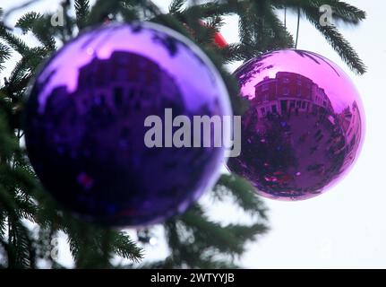 27/11/10 TODAY PHOTO ..Christmas shoppers are reflected in baubles hanging on the town's Christmas tree in Chichester, West Sussex.. .All Rights Reser Stock Photo