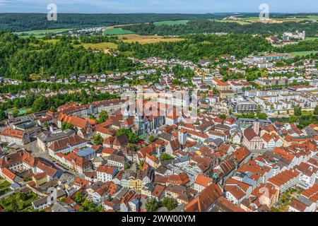 Die Universitätsstadt Eichstätt an der Altmühl im nördlichen Oberbayern von oben Blick auf das idyllisch gelegene Eichstätt, zentrale Stadt des Eichst Stock Photo