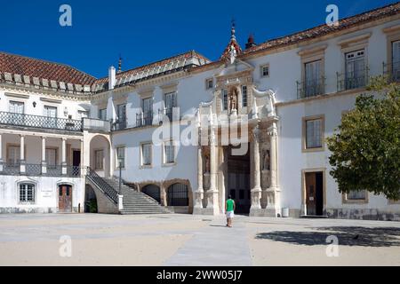 Portugal, Beira Litoral Province, Coimbra, The Paço das Escolas (Courtyard of the University of Coimbra) and The 'Porta Férrea' (The Palace Ga Stock Photo