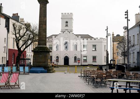 Castletown Square, Isle of Man, showing monument and old Government Building Stock Photo