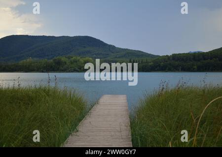 Fotografía tomada de un lago con puente Stock Photo