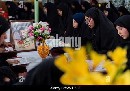 Kashmiri muslims read Holy Quran on the first day of Ramadan in Kahsmir ...