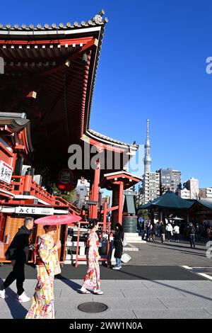 People in kimono outside Sensō-ji temple with Tokyo Skytree in background – Asakusa, Taito City, Tokyo, Japan – 28 February 2024 Stock Photo