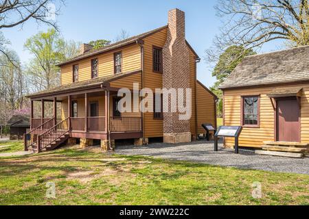 1940 Hudson-Nash Farmhouse with detached kitchen at the Yellow River Post Office Historic Site in Lilburn, Georgia. (USA) Stock Photo