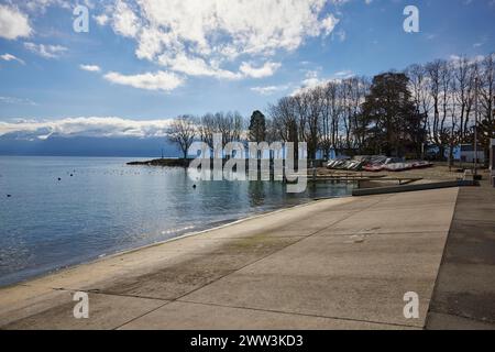 Shallow access to Lake Geneva and small jetties for pedal boats and rowing boats in the Ouchy neighbourhood, Lausanne, Lausanne district, Vaud Stock Photo
