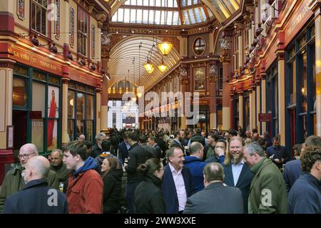 Großbritannien, London. Leute genießen ihre Zeit im Leadenhall Market ...