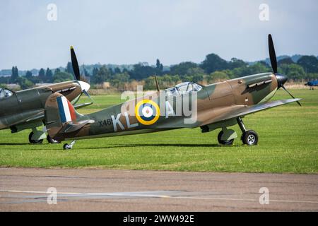 Supermarine Spitfire Mk 1a X4650 and AR213 at Duxford Battle of Britain ...