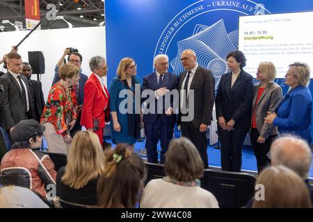 Bundespraesident Frank-Walter Steinmeier besucht die Leipziger Buchmesse Foto vom 21.03.2024: Steinmeier am Stand der Ukraine. Fuer Besucherinnen und Besucher oeffnet die Buchmesse am Donnerstag, 21.03.2024. Bis zum Sonntag praesentieren sich 2.085 Aussteller aus 40 Laendern, etwas mehr als 2023. Die Leipziger Buchmesse hat durch die Corona-Jahre schwierige Zeiten hinter sich, jetzt blickt sie wieder nach vorn. Es gibt mehr Aussteller und mehr Ticketvorverkaeufe als 2023. Siehe epd-Meldung vom 21.03.2024 EDITORIAL USE ONLY *** German President Frank Walter Steinmeier visits the Leipzig Book Fa Stock Photo