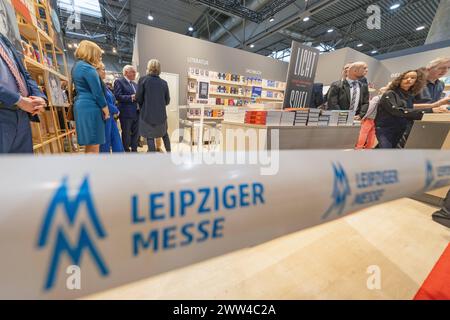 Bundespraesident Frank-Walter Steinmeier besucht die Leipziger Buchmesse Foto vom 21.03.2024: Steinmeier am Stand des Rowohlt-Verlags. Bis zum Sonntag praesentieren sich 2.085 Aussteller aus 40 Laendern, etwas mehr als 2023. Die Leipziger Buchmesse hat durch die Corona-Jahre schwierige Zeiten hinter sich, jetzt blickt sie wieder nach vorn. Es gibt mehr Aussteller und mehr Ticketvorverkaeufe als 2023. Siehe epd-Meldung vom 21.03.2024 EDITORIAL USE ONLY *** German President Frank Walter Steinmeier visits the Leipzig Book Fair Photo from 21 03 2024 Steinmeier at the Rowohlt Verlag stand Until Sun Stock Photo