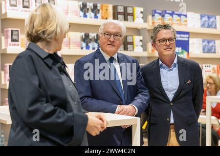 Bundespraesident Frank-Walter Steinmeier besucht die Leipziger Buchmesse Foto vom 21.03.2024: Steinmeier am Stand des Rowohlt Verlags, rechts neben ihm Rowohlt - Geschaeftsfuehrer Christian Juenger Dame unbekannt. Fuer Besucherinnen und Besucher oeffnet die Buchmesse am Donnerstag, 21.03.2024. Bis zum Sonntag praesentieren sich 2.085 Aussteller aus 40 Laendern, etwas mehr als 2023. Die Leipziger Buchmesse hat durch die Corona-Jahre schwierige Zeiten hinter sich, jetzt blickt sie wieder nach vorn. Es gibt mehr Aussteller und mehr Ticketvorverkaeufe als 2023. Siehe epd-Meldung vom 21.03.2024 EDI Stock Photo