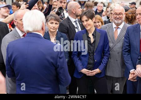 Bundespraesident Frank-Walter Steinmeier besucht die Leipziger Buchmesse Foto vom 21.03.2024: Steinmeier am Stand der Buchpreistraegerinnen, 2.v.r. die flaemische Autorin Gaea Schroeters. Bis zum Sonntag praesentieren sich 2.085 Aussteller aus 40 Laendern, etwas mehr als 2023. Die Leipziger Buchmesse hat durch die Corona-Jahre schwierige Zeiten hinter sich, jetzt blickt sie wieder nach vorn. Es gibt mehr Aussteller und mehr Ticketvorverkaeufe als 2023. Siehe epd-Meldung vom 21.03.2024 EDITORIAL USE ONLY *** German President Frank Walter Steinmeier visits the Leipzig Book Fair Photo from 21 03 Stock Photo