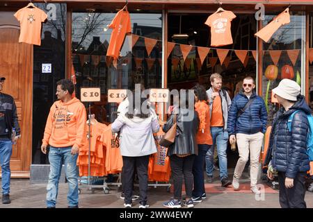 People shop for orange clothes on King's Day, festive clothes - The Netherlands, Amsterdam, 27.04.2023 Stock Photo
