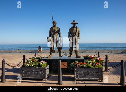 El labrador y el pescador, una de las estatuas artísticas en el paseo marítimo de Estepona, España Stock Photo