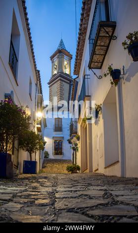 El centro histórico de Estepona es un laberinto de calles estrechas y adoquinadas que conserva el encanto tradicional de un pueblo andaluz. España Stock Photo
