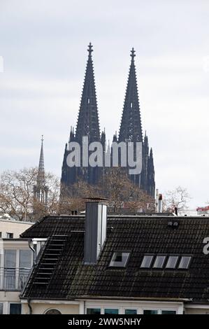 Kölner Dom über den Dächern der Stadt *** Cologne Cathedral above the ...