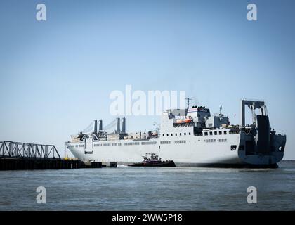 NEWPORT NEWS, Va. (Mar. 21, 2024) - Contract Mariners aboard MV Roy Benavidez (T-AKR-306) observe line handlers remove morning lines from the bollards on the pier prior to getting underway March 15, 2024. The Navy and the Military Sealift Command will deploy Benavidez, a Bob Hope-class roll-on roll-off vehicle cargo ship to assist with logistics and humanitarian response mission tasking in support of the Army-led deployment of joint logistics over-the-shore (JLOTS). (U.S. Navy photo by Ryan Carter) Stock Photo