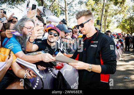 Melbourne, Victoria, Australia. 22nd Mar, 2024. MELBOURNE, AUSTRALIA - MARCH 22: Nico Hulkenberg of Germany with fans at the 2024 Australian Grand Prix at Albert Park in Melbourne, Australia (Credit Image: © Chris Putnam/ZUMA Press Wire) EDITORIAL USAGE ONLY! Not for Commercial USAGE! Stock Photo