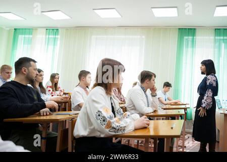 Ukrainian President Volodymyr Zelenskyy takes part in a thematic lesson Ukrainian President Volodymyr Zelenskyy takes part in a thematic lesson Cities of Heroes.. Ukraine s Victories in the War held at Lyceum No.1 in Hostomel for 10th grade students, Kyiv, Ukraine, on March 21, 2024. Photo by PRESIDENT OF UKRAINE apaimages Kyiv Kyiv Ukraine 210324 Ukraine UPO 0015.jpeg Copyright: xapaimagesxPRESIDENTxOFxUKRAINExxapaimagesx Stock Photo